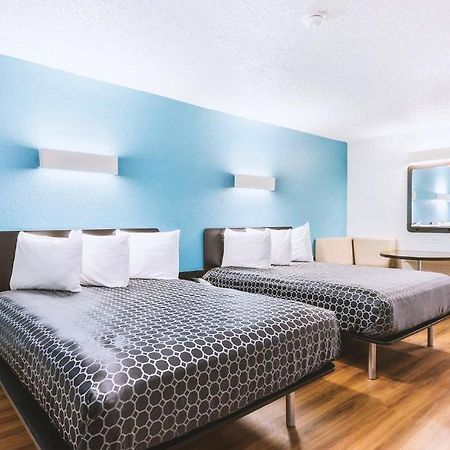 Sky Palace Inn & Suites By Jasper Beeville Luaran gambar