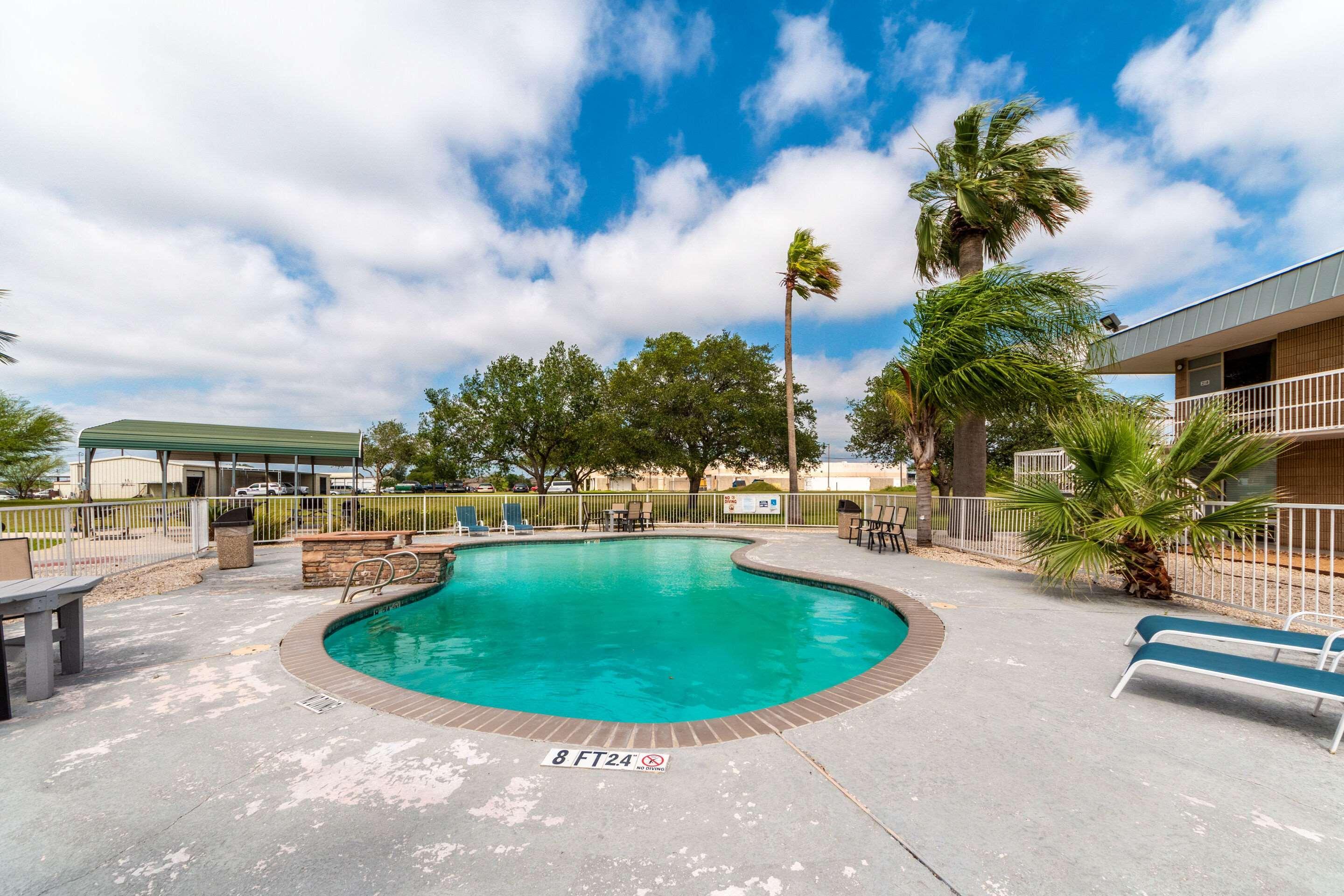 Sky Palace Inn & Suites By Jasper Beeville Luaran gambar