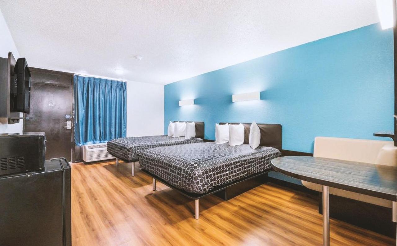 Sky Palace Inn & Suites By Jasper Beeville Luaran gambar