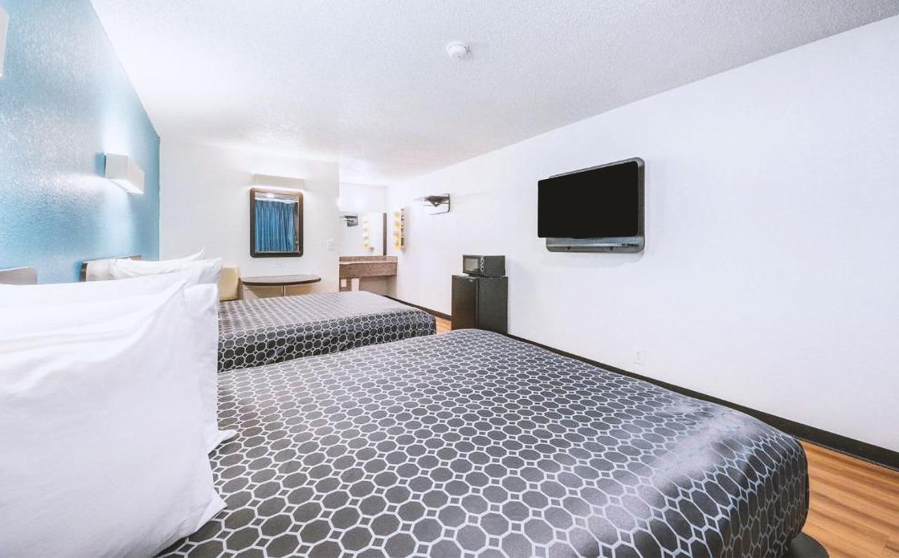 Sky Palace Inn & Suites By Jasper Beeville Luaran gambar
