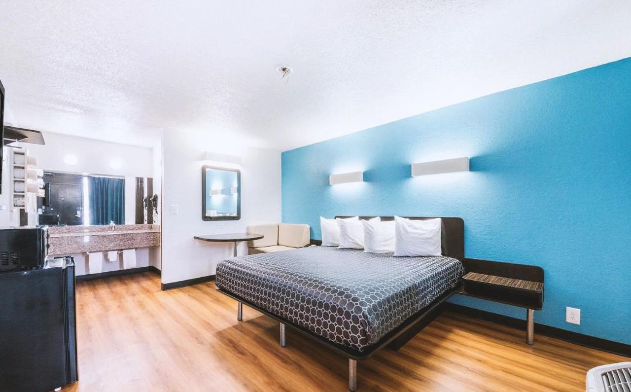 Sky Palace Inn & Suites By Jasper Beeville Luaran gambar
