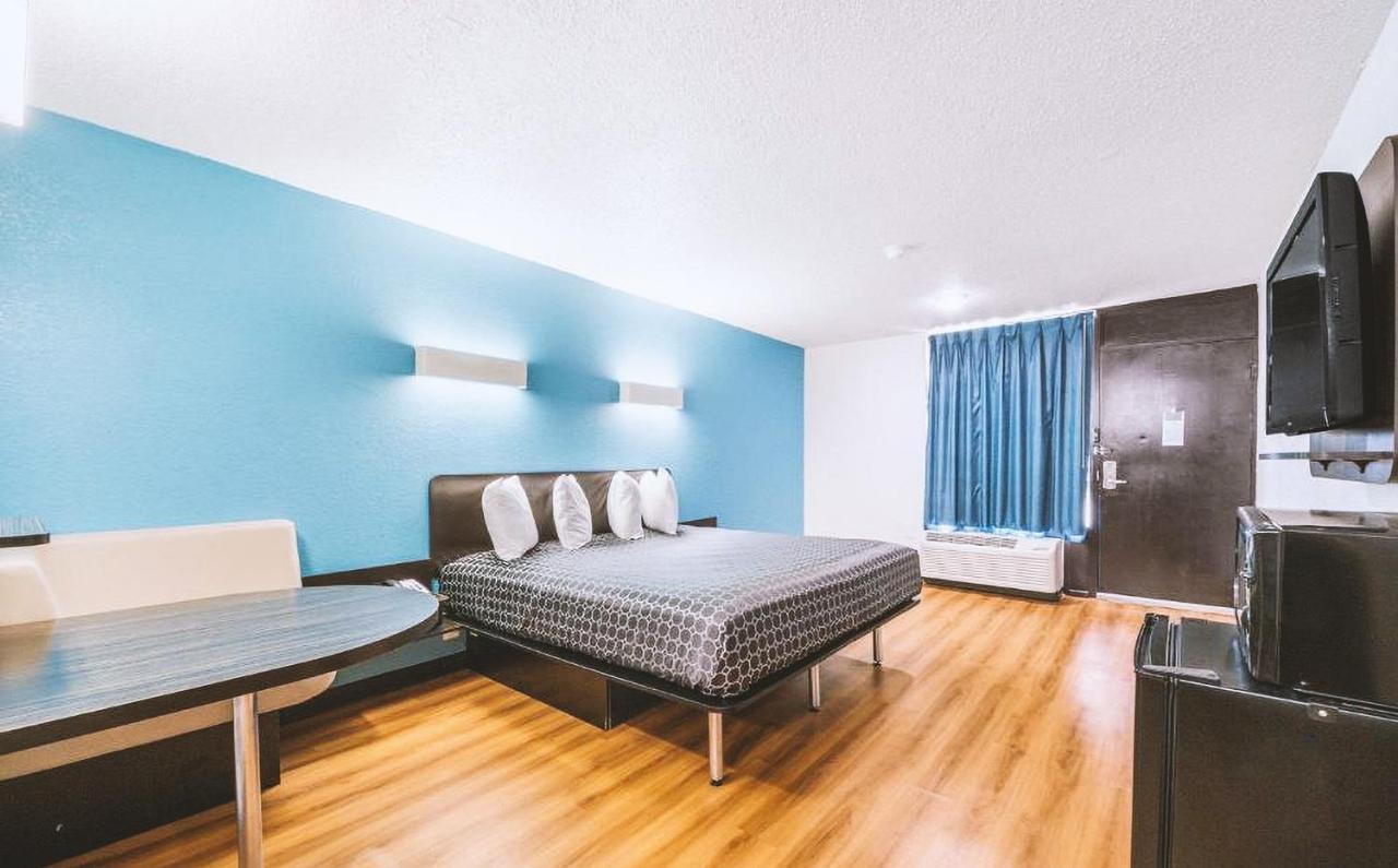 Sky Palace Inn & Suites By Jasper Beeville Luaran gambar