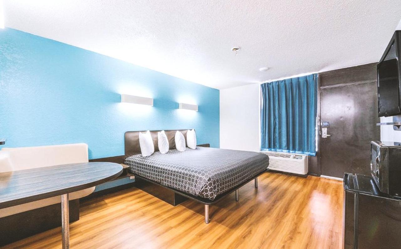 Sky Palace Inn & Suites By Jasper Beeville Luaran gambar