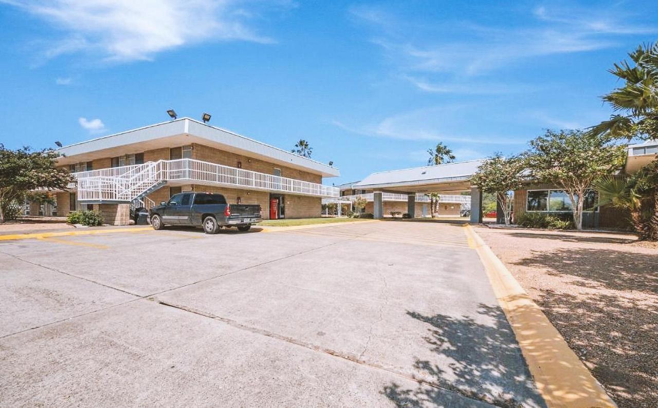 Sky Palace Inn & Suites By Jasper Beeville Luaran gambar