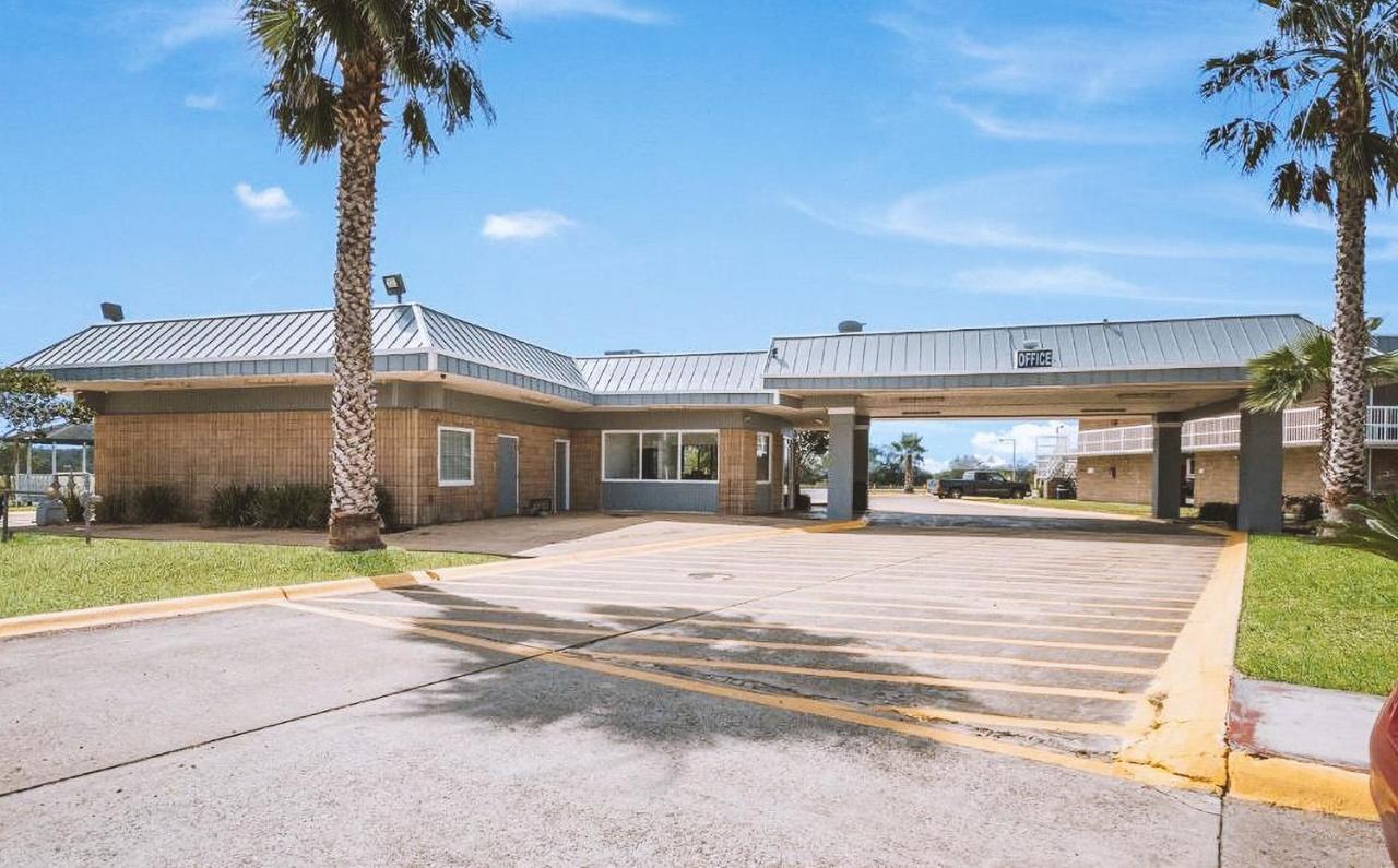 Sky Palace Inn & Suites By Jasper Beeville Luaran gambar