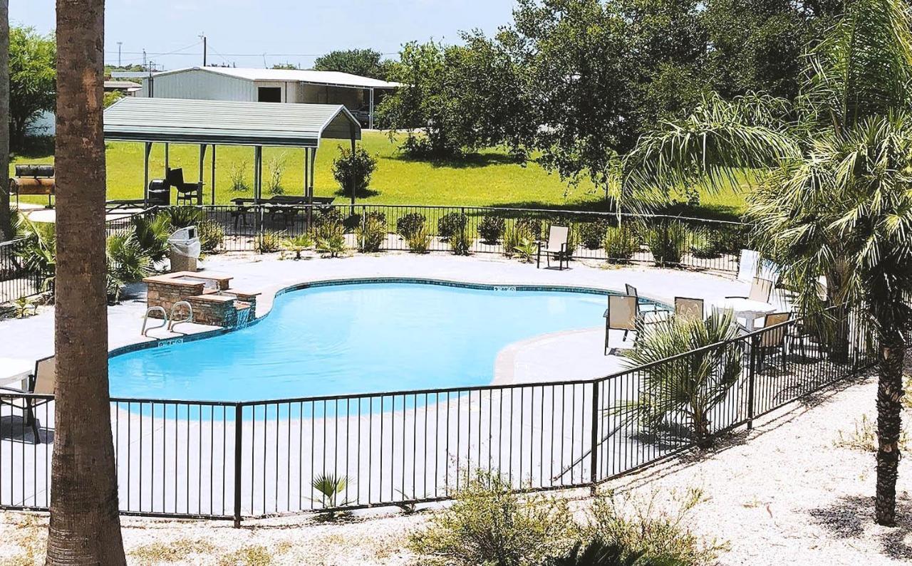 Sky Palace Inn & Suites By Jasper Beeville Luaran gambar