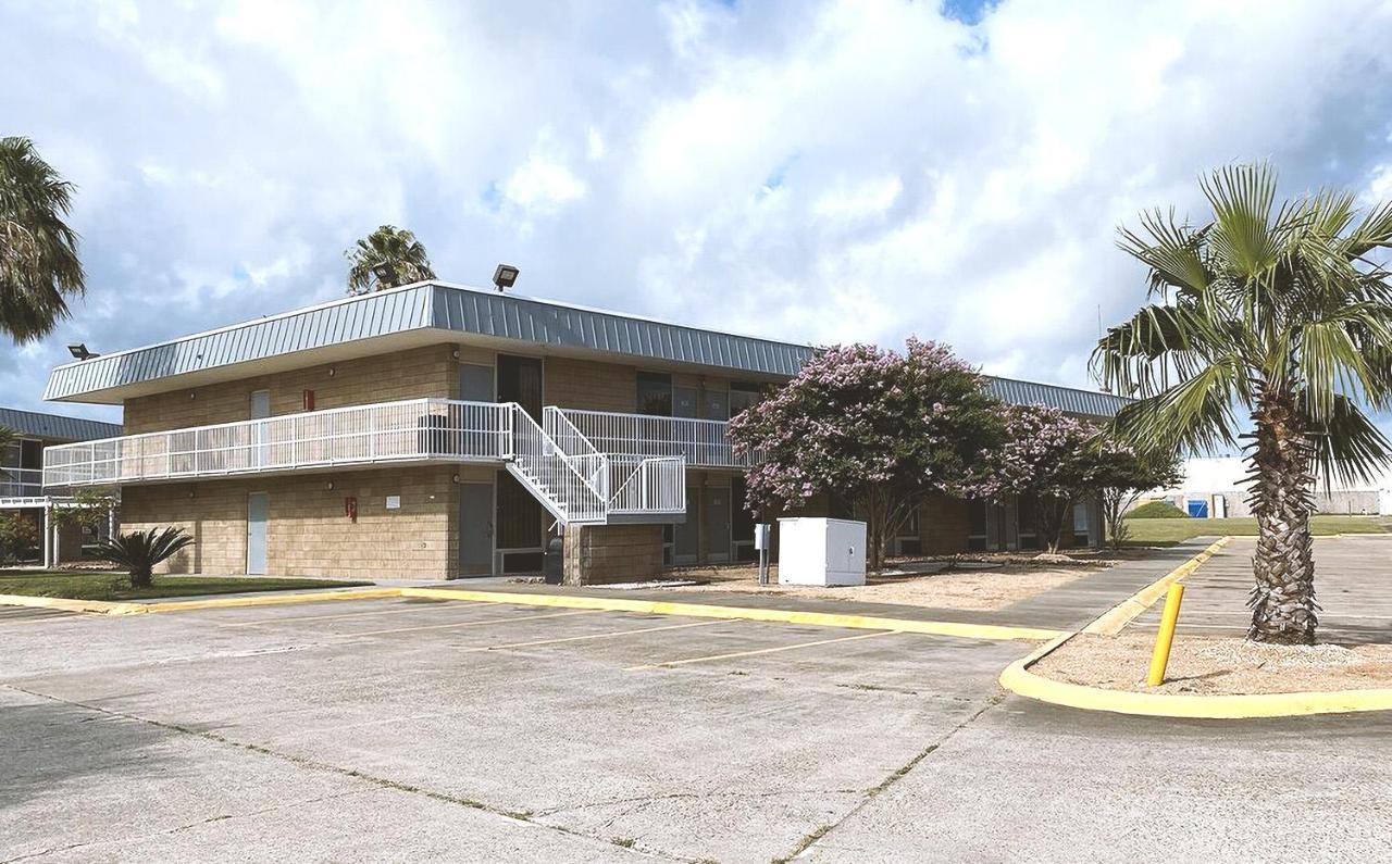Sky Palace Inn & Suites By Jasper Beeville Luaran gambar