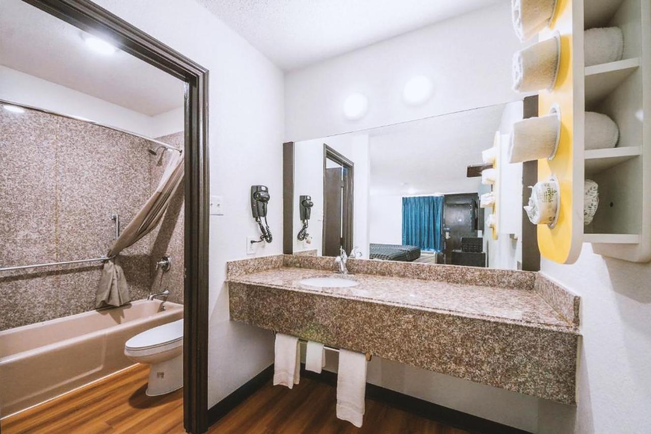 Sky Palace Inn & Suites By Jasper Beeville Luaran gambar